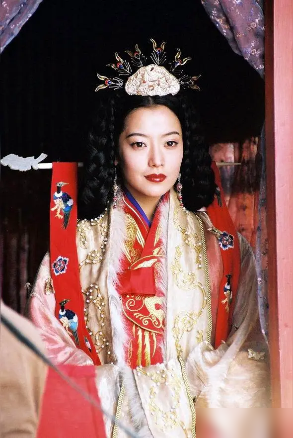 成龙拍完《神话》，直接撂下一句话：金喜善是继张曼玉之后，他合作过最漂亮的女明星。不是客套，是原话。
2004年探班，成龙连用三个词夸她：职业、敬业、乐业。
冰库那场戏，冻到嘴唇发紫，身体透支，金喜善没吭一声。成龙在旁边看着，说这姑娘真能扛。
后来他还想拉着她拍电视剧版，结果档期撞了，没成。成龙