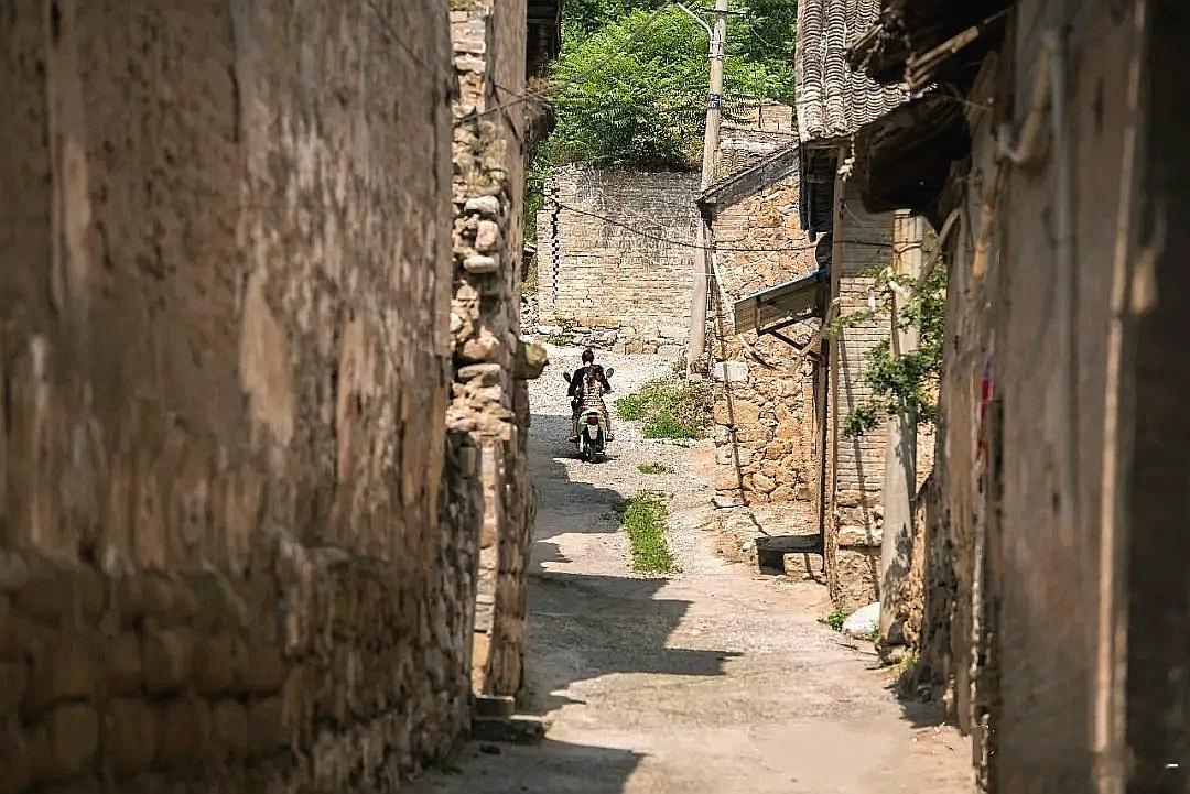 旅游攻略【古桃园村：山西版的“小布达拉宫”】古桃园村位于山西省翼城县西闫镇东南7公里，坐落在历山舜王坪景区脚下，是晋南保存完好的明清古村落，被誉为山西的“小布达拉宫”。“桃园”地名最早见于春秋时期，公元前607年晋灵公被弑于此，是晋国历史的重要节点。明洪武年间，李氏兄弟从洪洞大槐树移民至此，依古核桃树掘窑定居，取名“古桃源”，清末改称古桃园，建村已有600余年历史。古桃园村民风古朴，保留着晋南山区传统生活方式，是探访古村、感受晋南乡愁的好去处。小众宝藏旅行地旅行vlog