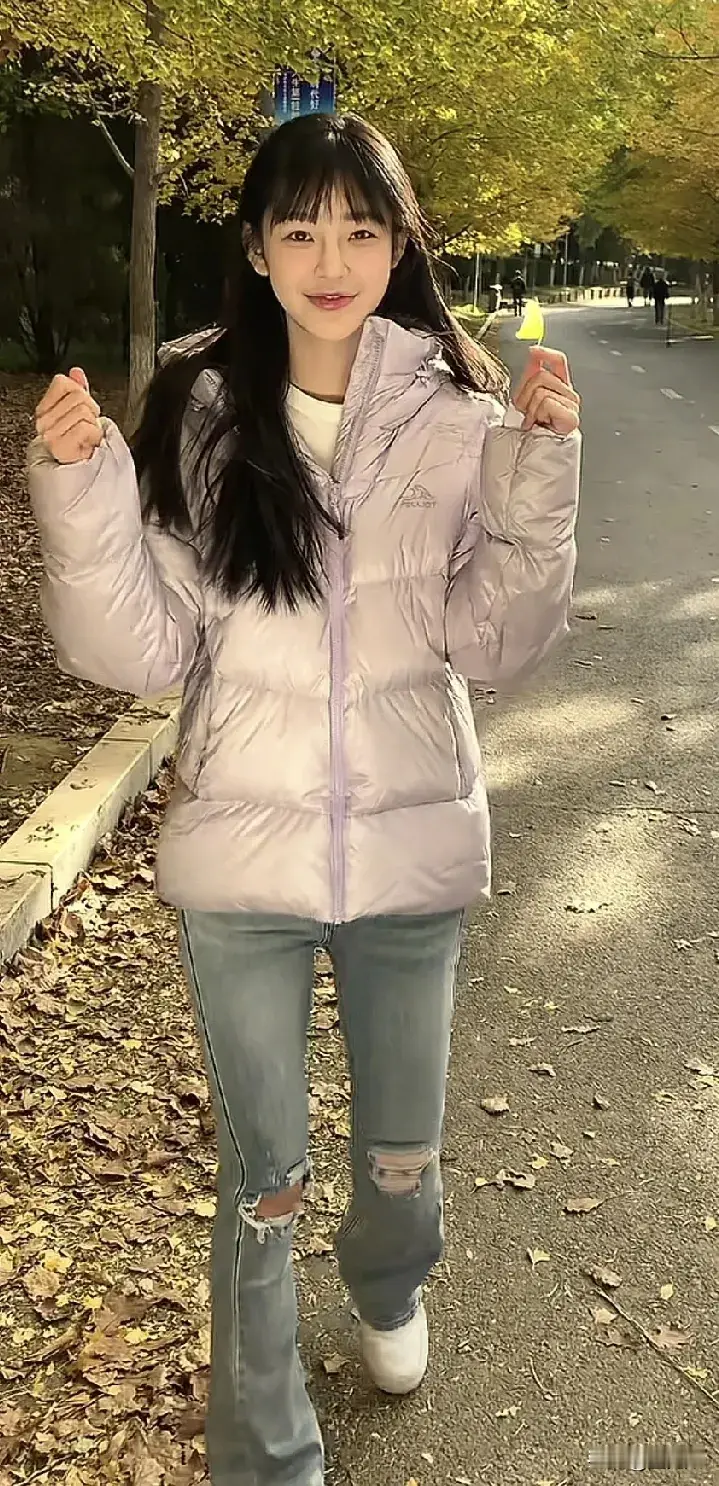 看来郭艾伦是真的喜欢篮球，他女朋友没有找女明星，也没有找女网红，最后找了个打篮球的。照片里这个女孩网名叫西瓜蘸酱油，是广东潮汕人。网传从去年开始两个人就在一起了，不过一直没有公开。但是西瓜蘸酱油的生日是郭艾伦布置的，两个人IP长期在一起。目前西瓜蘸酱油已经在辽宁将近一个月了。网友猜测可能是跟郭艾伦见