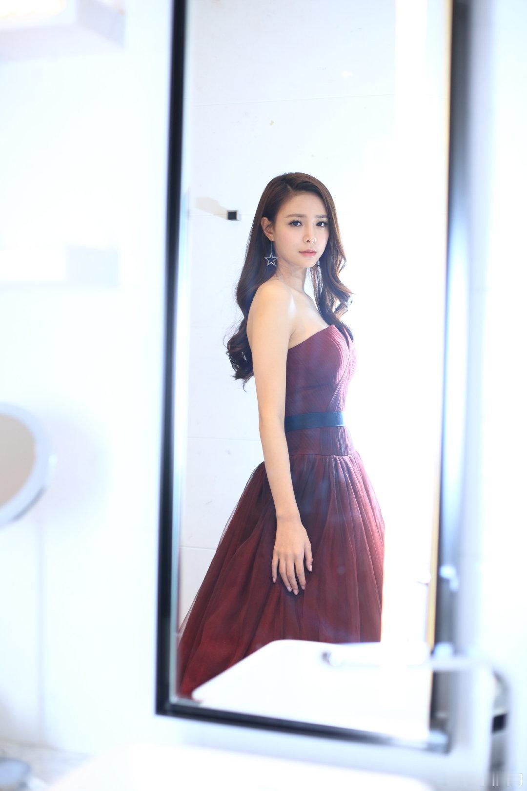 沈梦辰 室内生图 红色低胸礼服长裙 | 251P-3G，评论区自取#明星生图##明星壁纸##明星生图超话##人像摄影# ​​​#沈梦辰# ​