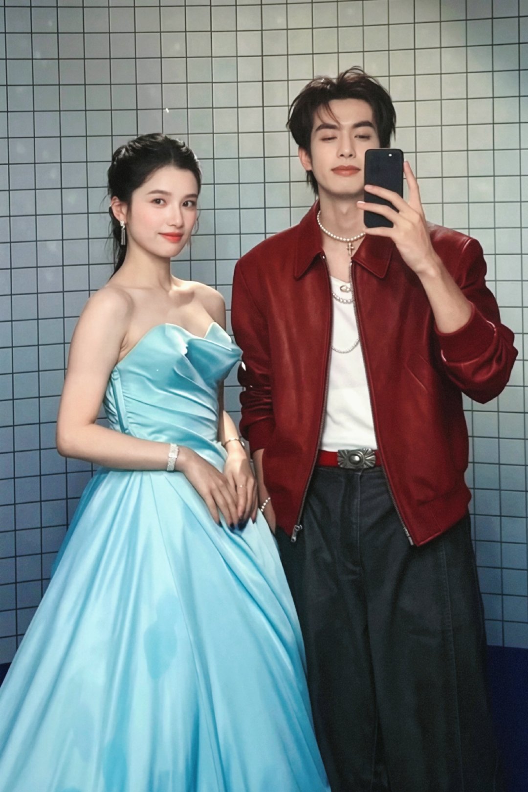 野狗骨头陈异苗靖售后！宋威龙张婧仪合照更新！夏威仪的对镜拍神图get！！！ ​