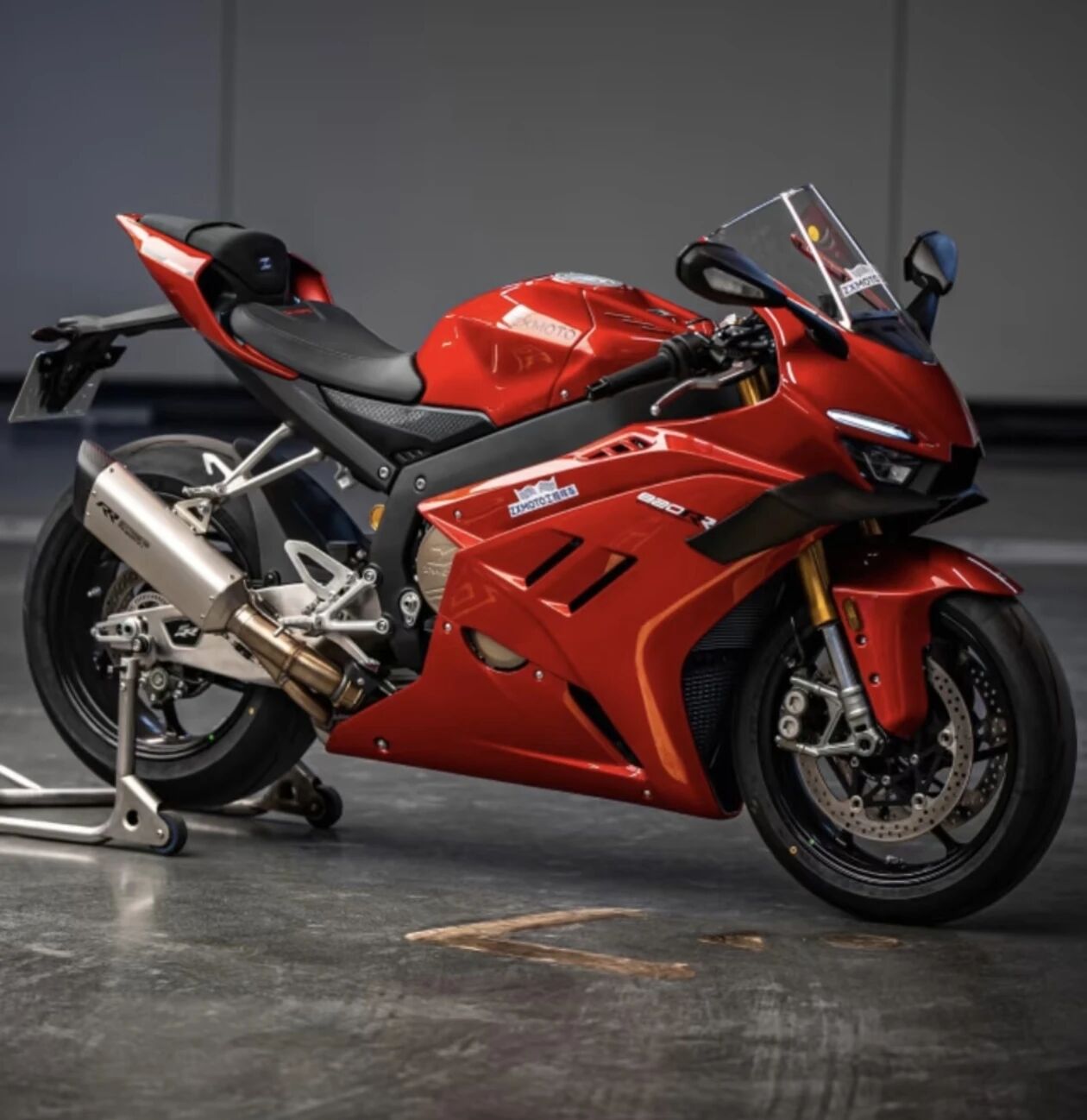 张雪机车 820RR-RS 最核心的意义，不是堆昂贵配件，而是真正把 WSBK 赛场冠军的技术下放成可上牌的量产车。全碳覆盖件、钛合金发动机内部件、顶级刹车减震全套拉满，13.8 万的定价放在同配置进口车面前优势巨大。但我认为它绝对不是适合大多数人的玩乐车，狂暴的动力输出和偏高座高，对骑手的控车功底