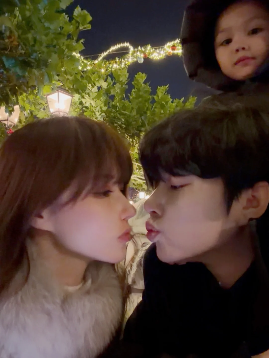 帮我把右上角的小孩p了