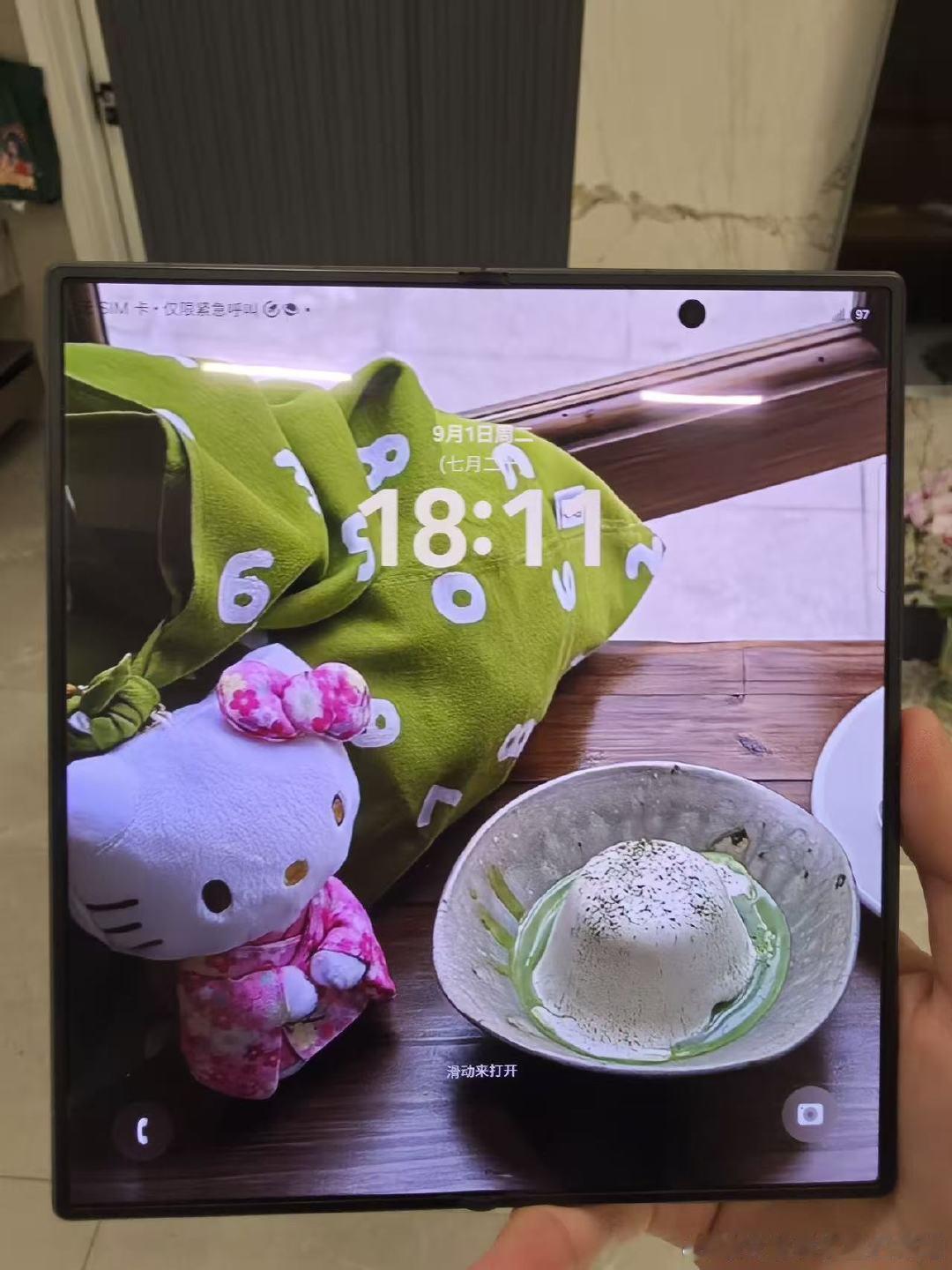 折叠屏的折痕问题，目前技术上就没有完美解。谁家都折痕，区别只是深浅。三星 Fold 8 Ultra是市面上把折痕控制得最浅的，这是事实。至于 "无折痕"，那是 PPT 里的说法，现实里能做到 Fold8 这水平，就已经是顶级了。#曝iPhoneUltra无折痕失败##三星 ZFold8Ultra##三星GalaxyZFold8# ​