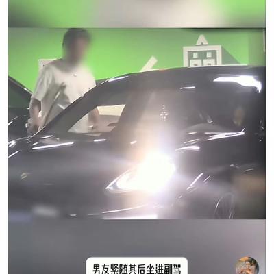2022年就被拍到，2026年还在身边。焦俊艳这段恋情，藏了整整四年。
最新视频里，她和那位圈外男士并肩走着，没牵手没拥抱，但那种自然的状态难以伪装。上车，离开，仿佛相处多年的伴侣。
早在四年前，就有过他们同行的画面。四年过去，身边的人一样，相处的感觉一样，连被偶遇的情形也相似。
她以前提过，