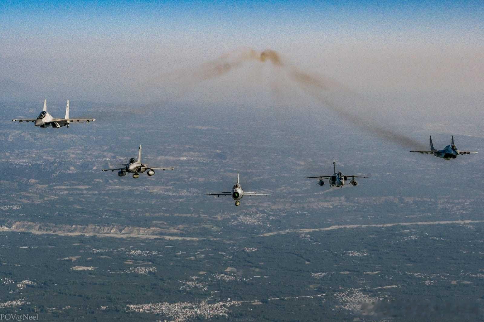 40年前的印度空军，和2026年的印度空军相比，要说进步确实很大，毕竟主流机型从三代进入四代。虽然还有混编，但总体实力提升相当给力，从最先进的米格-29提升到“阵风”战斗机。
不过有个相似之处，现在的空军和以前一样，主力机型仍然是购买自国外战斗机。俄制苏-30MKI、法制“阵风”战斗机，以及美制 ​