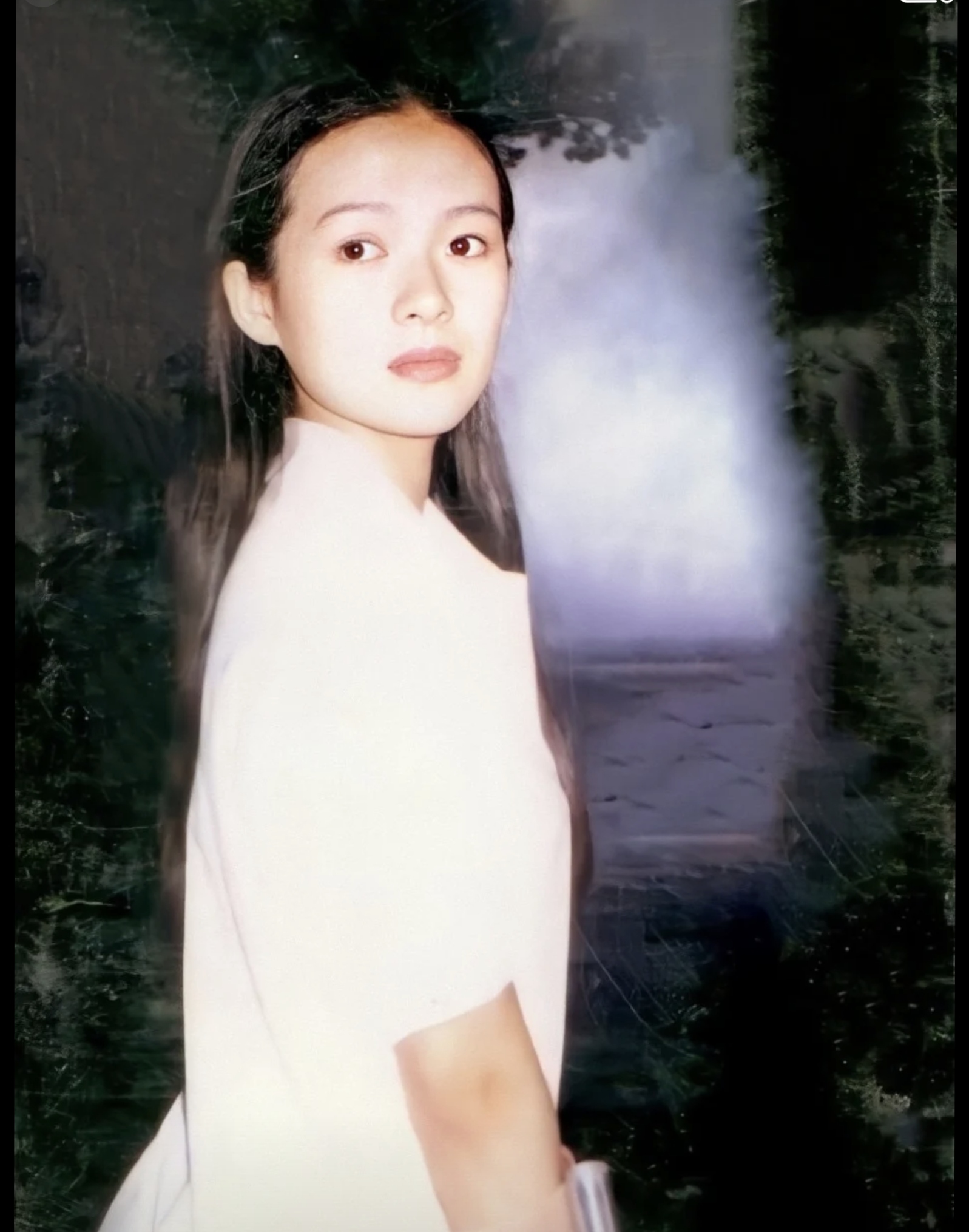 章子怡
眼神沉静清澈，带着少女独有的清冷灵气