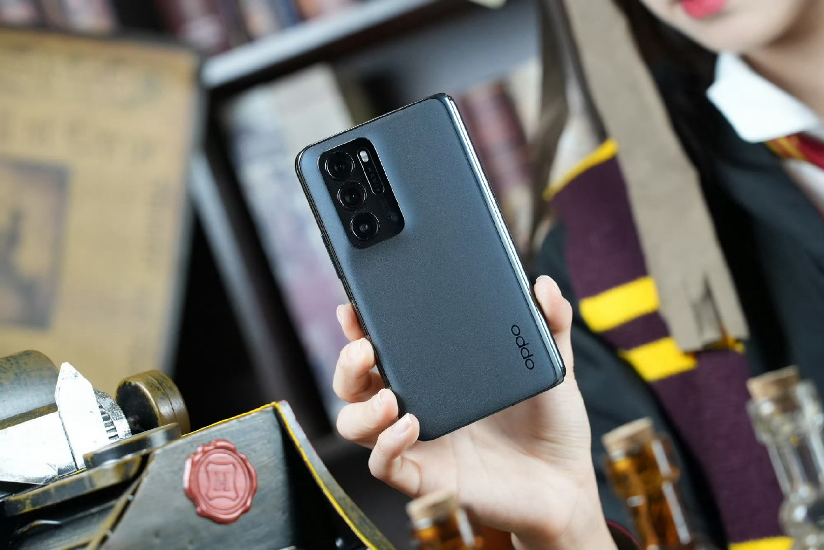 看了iPhone Duo后就感觉OPPO Find N很可惜，同样的小胖墩造型，可惜没坚持到阔折叠爆发的时代 ​