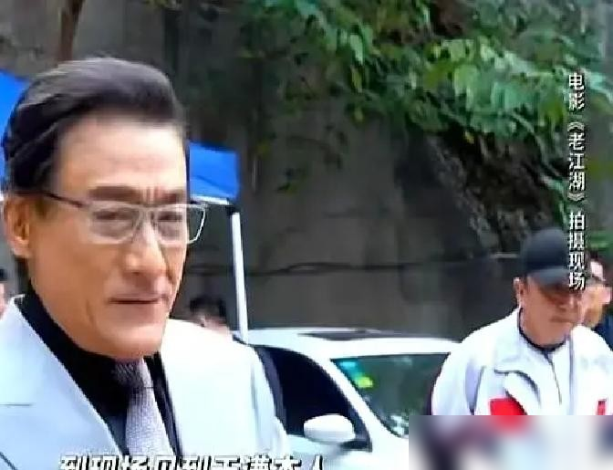 梁家辉在剧组给于谦鞠了个90度的躬，旁边人都看傻了，以为影帝在玩什么行为艺术。
结果他直起身第一句话：于老师，我是来学相声的。
这事得从电影《老江湖》说起。两人演对手戏，一个商界大佬，一个基层民警。梁家辉进组就说了，拍戏是顺带，主要目的是拜师。
每天收工，他拎着个保温杯往于谦屋里钻，搬个小马扎