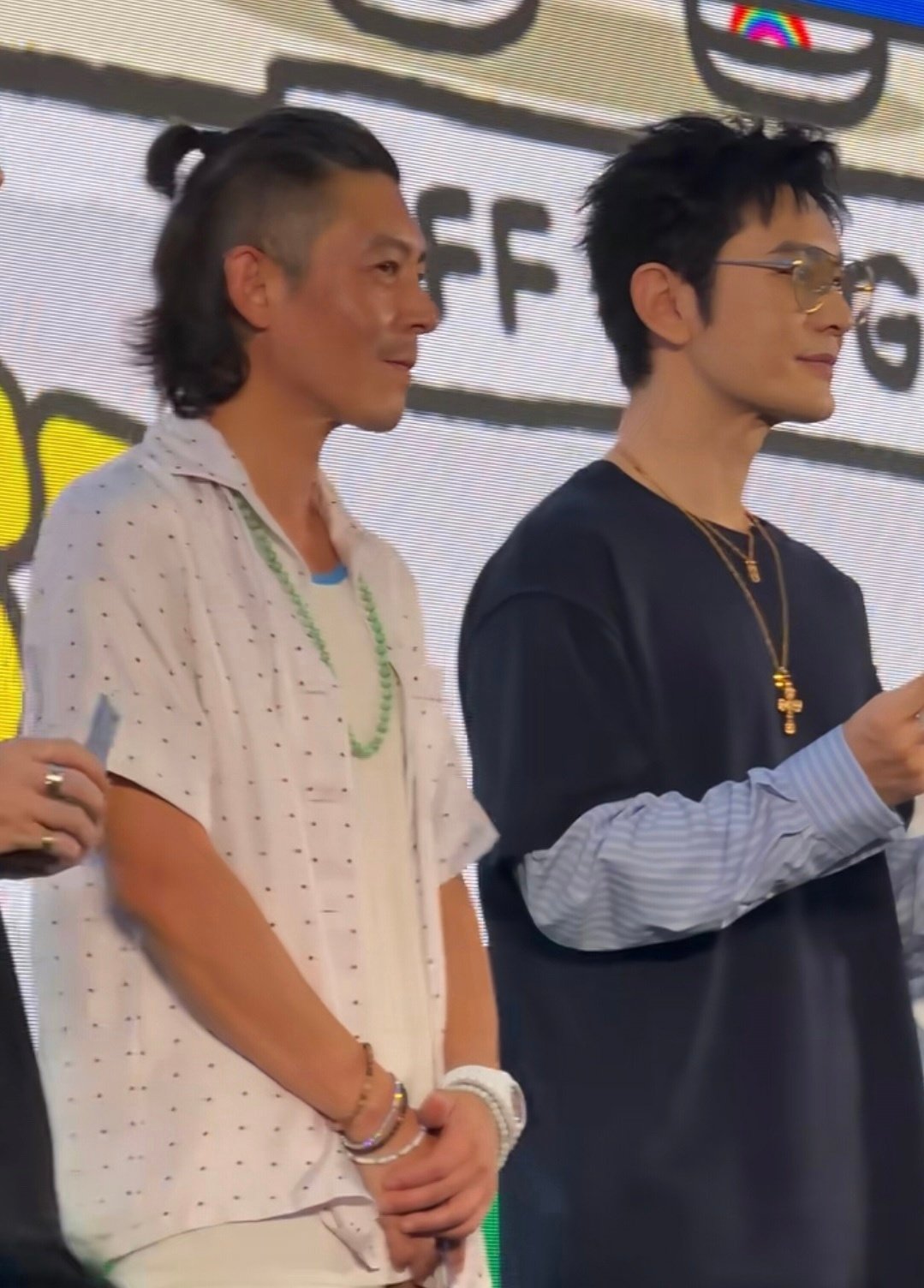 45岁陈冠希和50岁黄晓明在上海一起出席活动，同框对比太强烈了。 ​