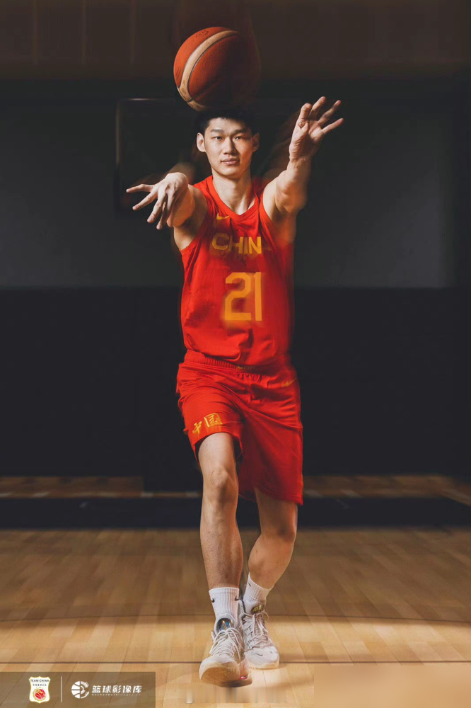 胡金秋在国家队打成这样，根儿上就是位置给拧了。
广厦队里他常年站四号位，面框攻，拉开空间，打得那叫一个舒服。到了国家队，非要让他去五号位硬顶人家纯中锋。体型吃亏不说，整个人节奏全乱。
苏群早就点过这事，说他是战术中锋，但总被阵容结构割裂。杨毅后来也把话挑明了：杨瀚森放五号位，胡金秋摆四号位，这才