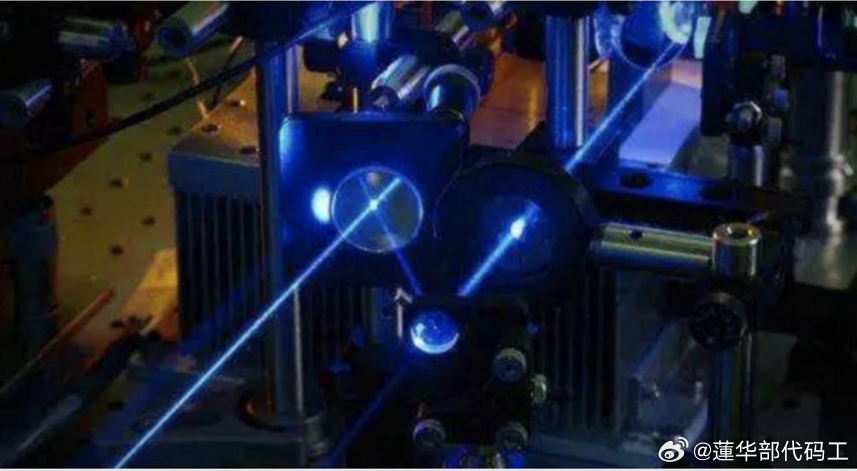 【先进制程（5nm、3nm）芯片量产的条件◎EUV光刻机】

对EUV光刻机、特种材料、工艺积累的要求已经到了极高的水平，目前全球能稳定量产3nm、5nm先进芯片的企业屈指可数，只有台积电、三星等极少数厂商具备这个能力。

先进制程（5nm、3nm）芯片量产，是一套系统工程，并不单单取决于EUV光刻机这一台设 ​