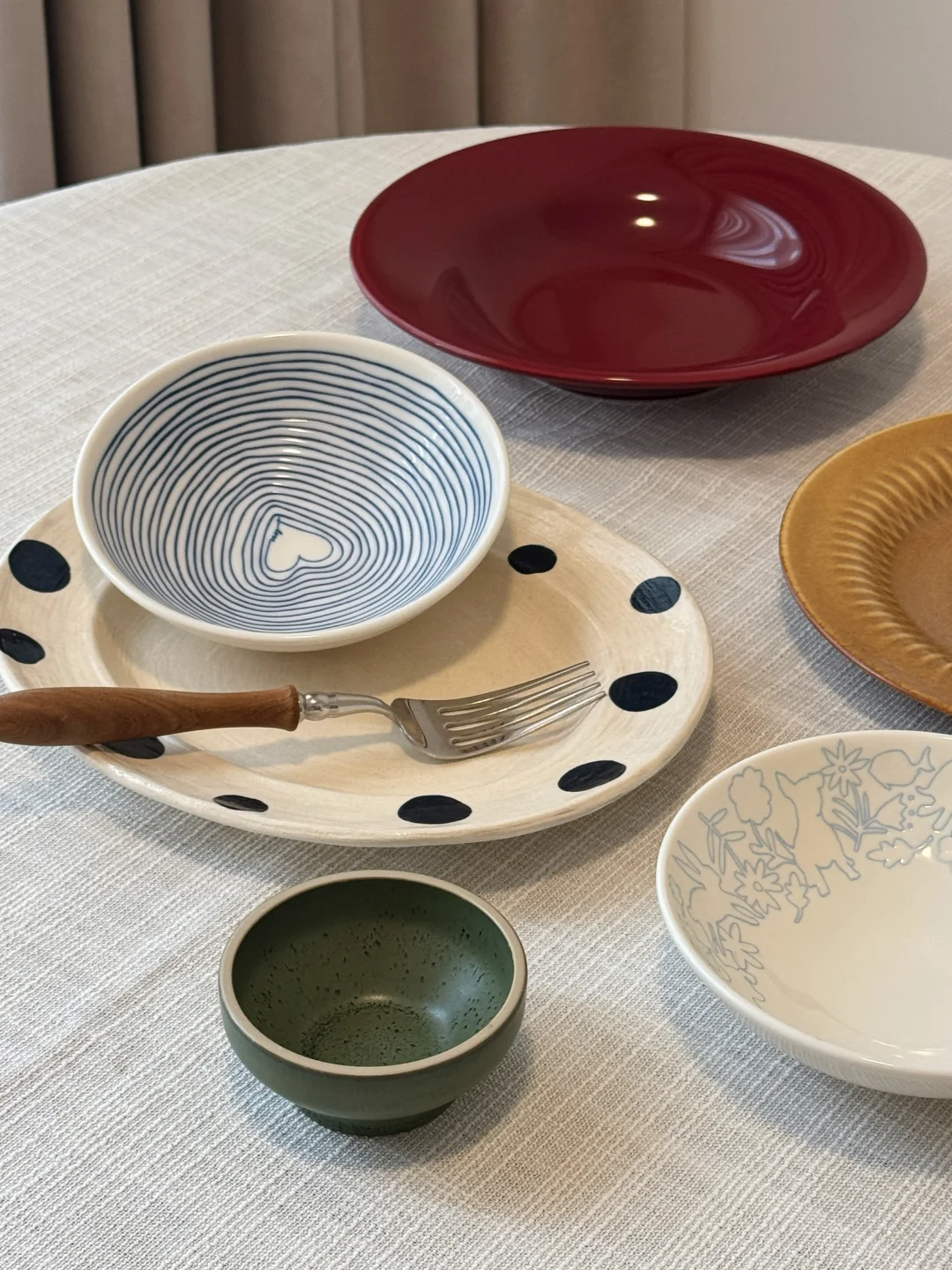 给新家增添色彩的一组餐具