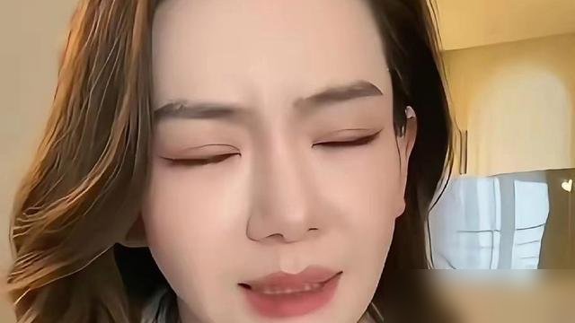 戚薇瘦到粉丝心疼，直播里有人劝她别再减了，再瘦胸都没了。

旁边李承铉突然探头插话，急吼吼地替老婆力证身材还在，引得弹幕笑成一片。
看着是两口子惯常的打情骂俏，底下藏着的却是内娱女星近乎苛刻的生存法则。
就在不久前，她穿着那件足足32斤重的3D打印硬壳裙亮相，因为材质坚硬无法弯腰坐下，最后竟