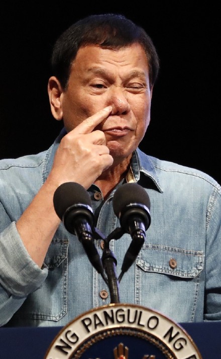 彻底翻车！海牙开庭敲定，马科斯政治围剿沦为最大笑柄
 
菲律宾政坛上演惊天反转。马科斯精心布局的政治围剿，如今彻底搬起石头砸自己的脚。10月8日，海牙国际刑事法院正式官宣结果。八十一岁的前总统杜特尔特身体状态良好，完全符合受审标准。案件开庭时间锁定11月30日。
 
明眼人都看得通透。这场跨国审判就