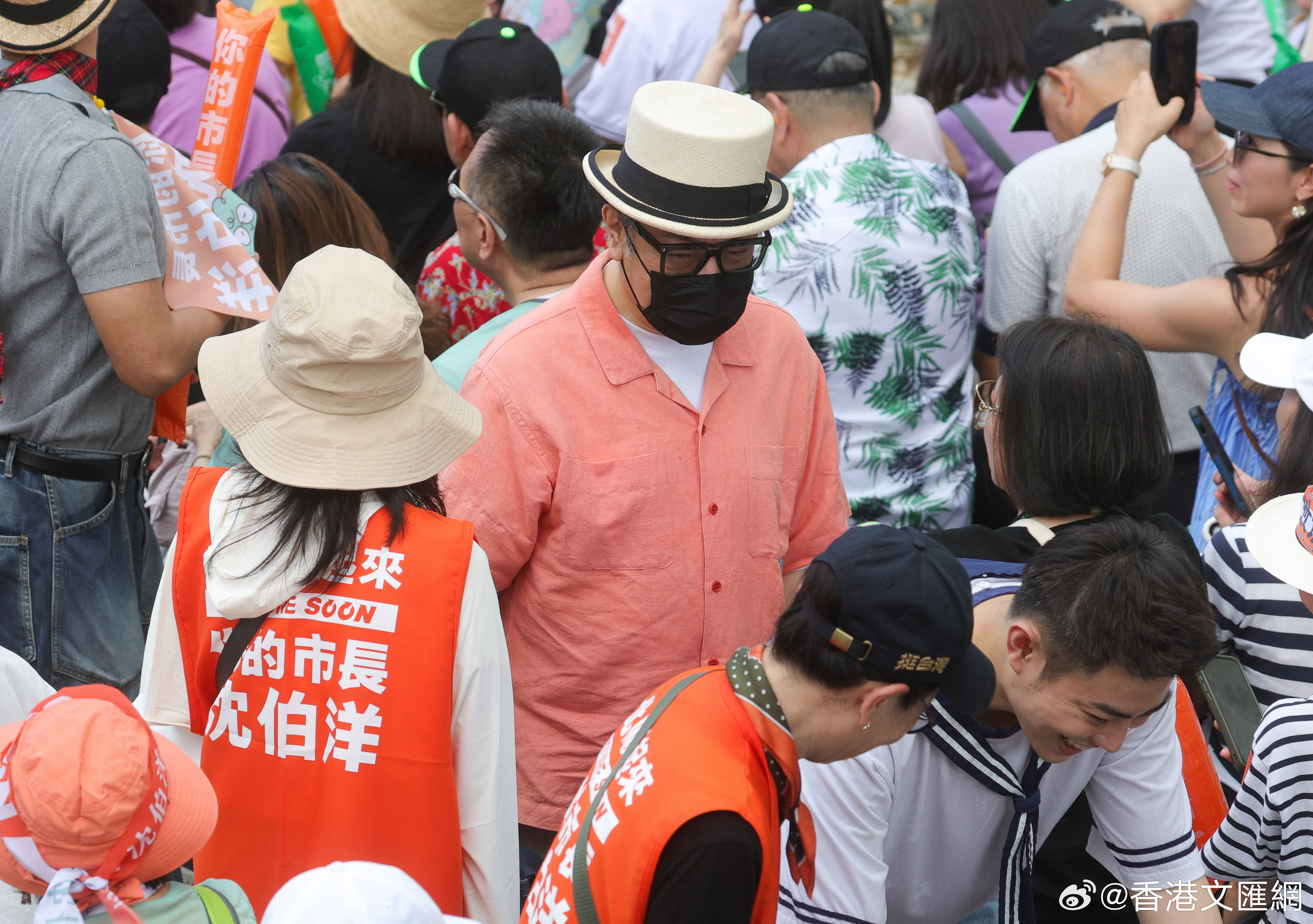 #蔡康永现身台独分子竞选会场# #蔡康永为顽固台独分子沈伯洋站台# 据台媒报道，“台独”顽固分子沈伯洋今（4日）下午举行台北市长竞选总部成立大会。

鲜少公开参与政治活动的蔡康永，这次意外被台媒捕捉到现场身影。只见他身穿橘色衬衫、戴着黑色口罩与帽子，低调坐在前排。

对此，蔡康永经纪人回应 ​