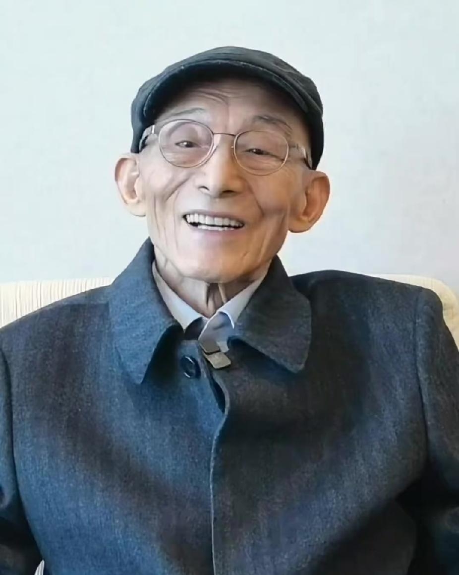 93岁的游本昌走了，
不是死于意外，不是死于岁月，
也不是死于贫穷，没想到的，
却是死于疾病！

就在今天央视新闻告诉了我们这个悲痛的消息。

从没想过去年还在《繁花》里饰演通透淡泊的爷叔，前不久刚在党旗下宣誓入党的游本昌，还是没能抗过这场疾病。

从此《济公》中再也没有那位疯癫随性却济世为公的济公
