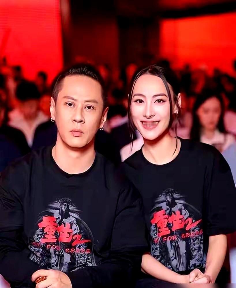 全网还在替她算再婚会不会断了天价抚养费，38岁的梁洛施穿着黑T恤跑路演去了。

当年被嘲“豪门弃妇”，这次杀回来的姿态够狠。新片里演个丢了孩子的母亲，靠泰拳复仇，生生打得浑身是伤。和导演马浴柯站在一起，满脸搞事业的野心。

李泽楷那份传说中的协议又被翻出，其实她早澄清过根本没有5亿分手费。如今三个儿