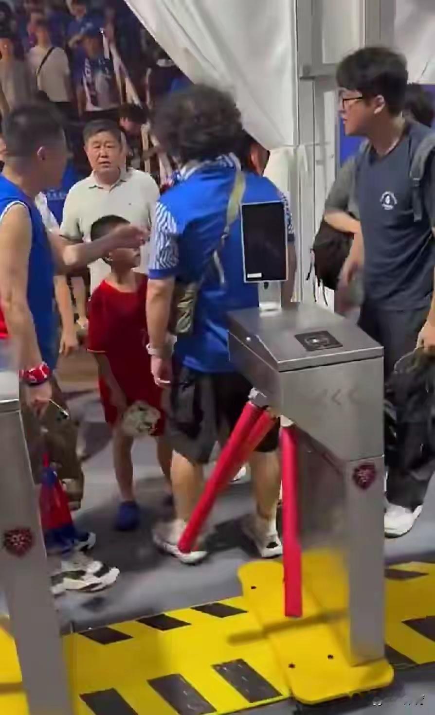 8月18日的上海申花对阵北京国安的京沪大战结束之后，一名身穿武磊国家...