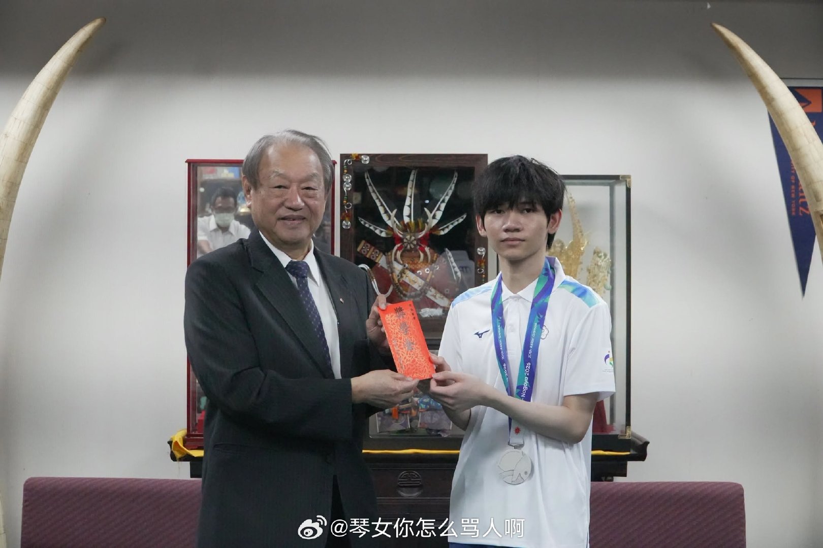 诶hongq居然是大学生吗[震惊] ​