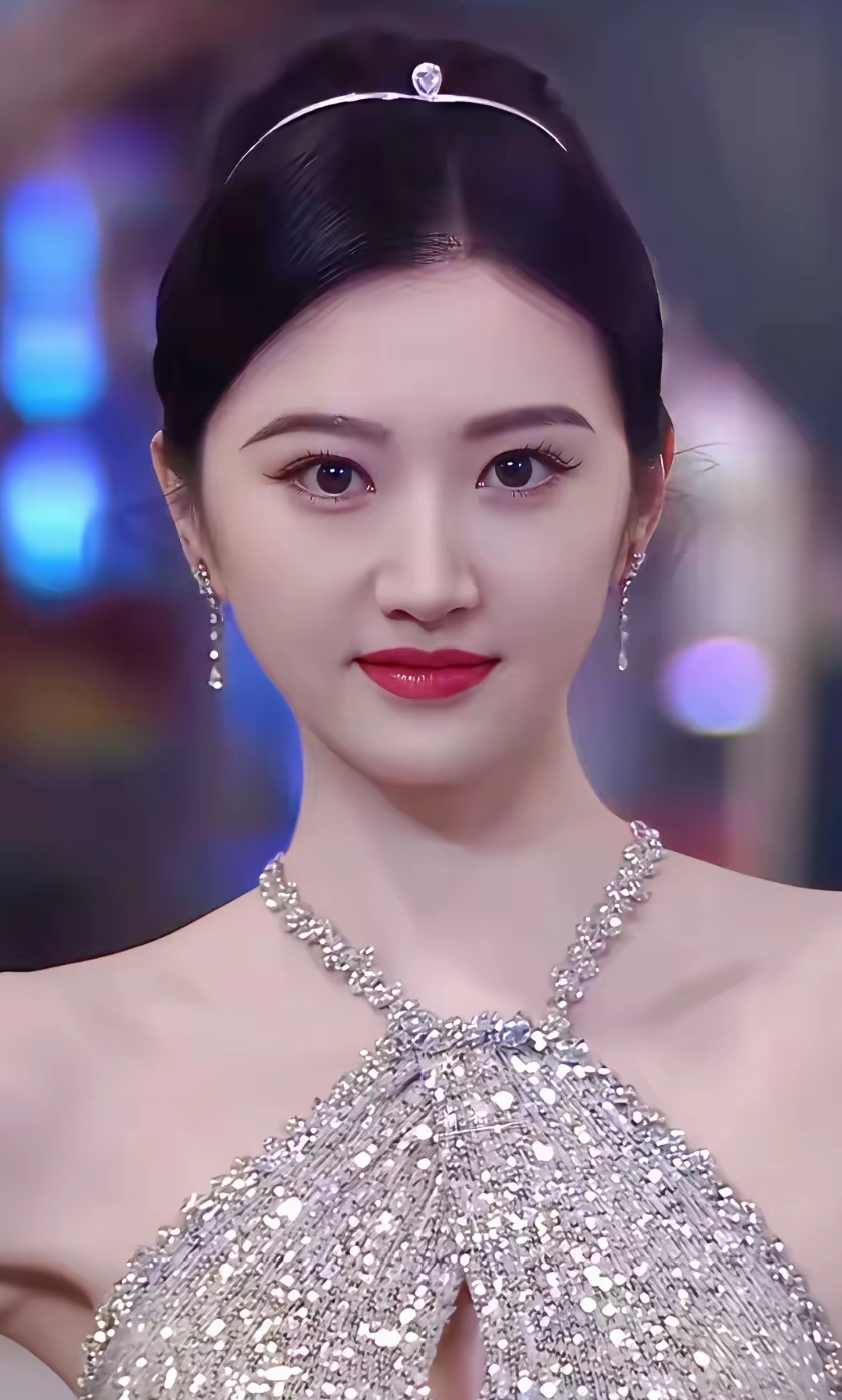 客观来说景甜算不上顶美，只能算小美，上限就在小美到中美之间。
 
属于典型皮相美女，皮肤好五官亮眼，但骨相短板明显：脸型上宽下窄，显得脸盘偏大；鼻头肉感重不够精致，人中偏短。
 
真正的顶美，骨相与皮相双双在线。不过她自带富贵氛围感，古装很出彩。审美本身没有标准答案，你认同这个看法吗？[比心][震惊