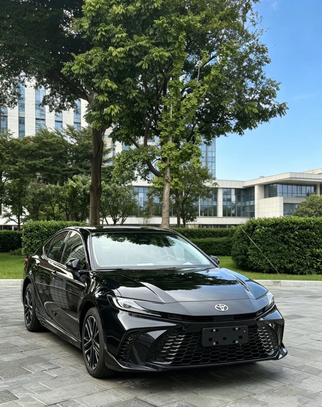 最近很多朋友在问，现在到处都是新能源车，金九银十选家用轿车，还能不能买燃油车？我的答案是：如果经常跑长途、不想为充电烦恼，凯美瑞值得认真看一看。

很多人被“新能源才是未来”这句话裹挟，直接否定燃油车。但作为开过燃油、电车两款车的过来人，我想说，用车场景才是选车第一标准