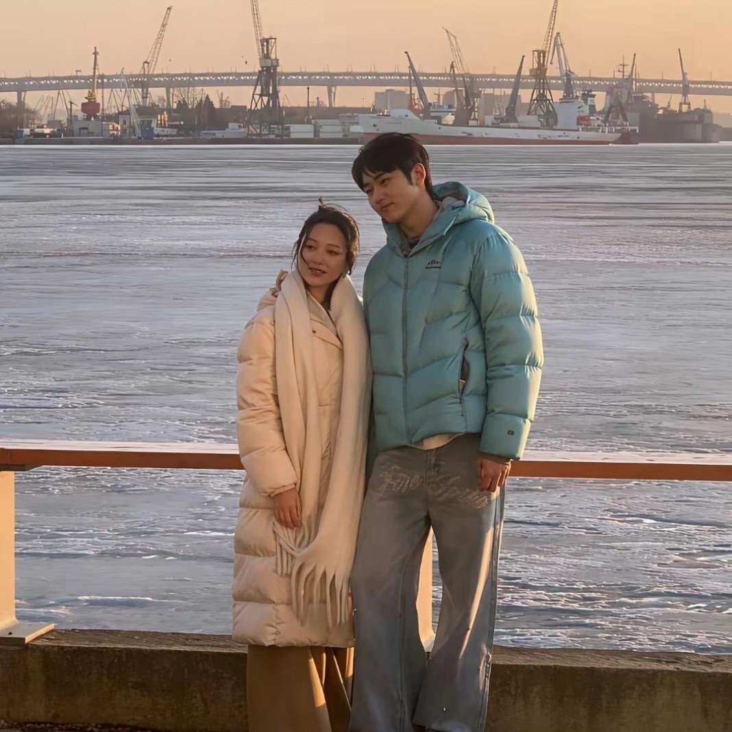 金莎与未婚夫在俄罗斯海边依偎看日落，状态超好超恩爱。 ​