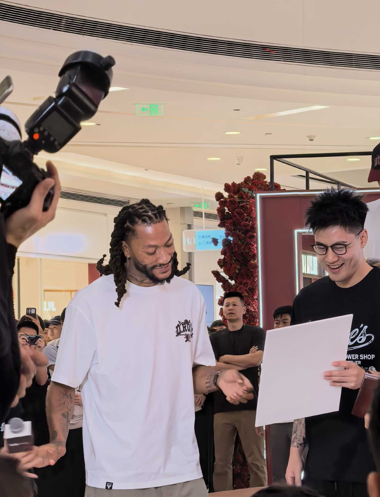 见到罗斯了
Nice to meet you, my HERO.
拿到了PJ的签名
#罗斯# #罗斯中国行# #NBA# #Rose#