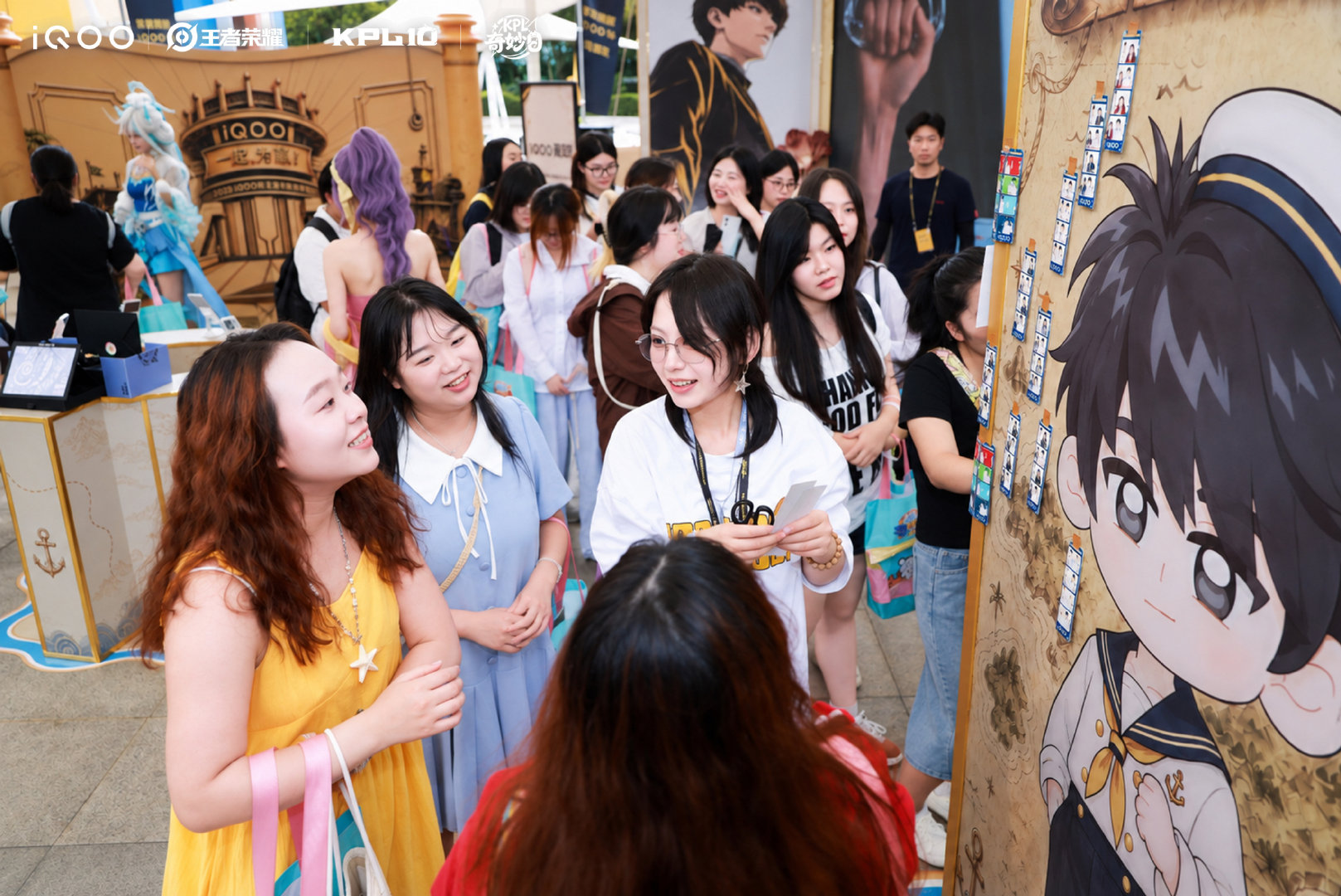 #iqoo[超话]# 
KPL奇妙日第一天已经结束了，回顾一下第一天现场场景，可以说是热闹非凡哇。

今天#iQOO杯# 总决赛就要开始了[污]16点总决赛开幕式正式开始，到时候不见不散[馋嘴] ​