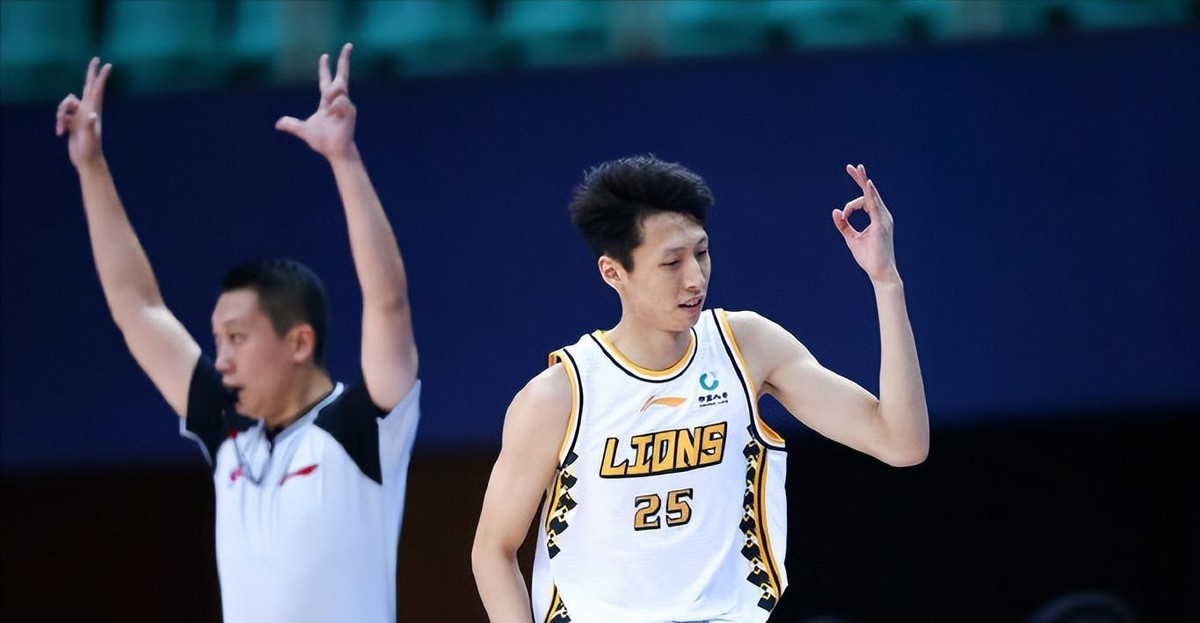 赵岩昊，这回真走了！
广厦开出诚意合同，他还是选了宁波。不为别的，就为能踏踏实实打上球。
一个经历过重伤的球员，最懂板凳席的冰冷。不是钱的事，是还想证明自己还能打。
宁波管理层专程赶到杭州谈，2年C类合同，诚意到位了。
有人说他傻，放着强队不待。可运动员的青春，哪耗得起枯坐场边啊……
去宁波，天会亮