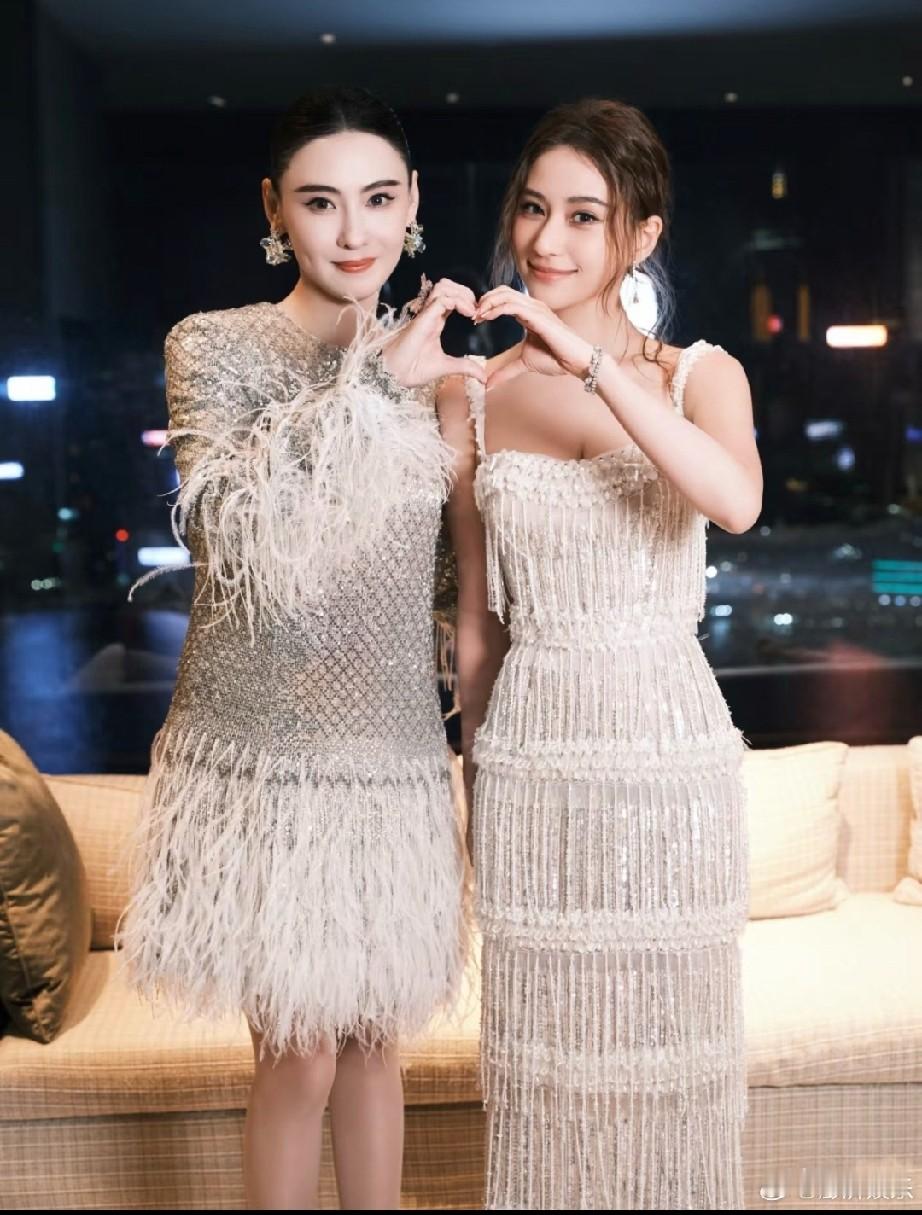 张柏芝和任何人合影都没输过，但却在赌王千金何超莲面前输了骨相，虽然何超莲不漂亮，但是她棱角分明的五官，尤其是鹰钩鼻梁完全遗传了赌王，使张柏芝的骨相美，在何超莲的侧颜下，居然勉强平分秋色，这也能看出何超莲非常聪明，明白自己的面部优势，所以她每次合影拍照的时候几乎都是侧脸，完美展示自己的鼻子弧度。
张柏