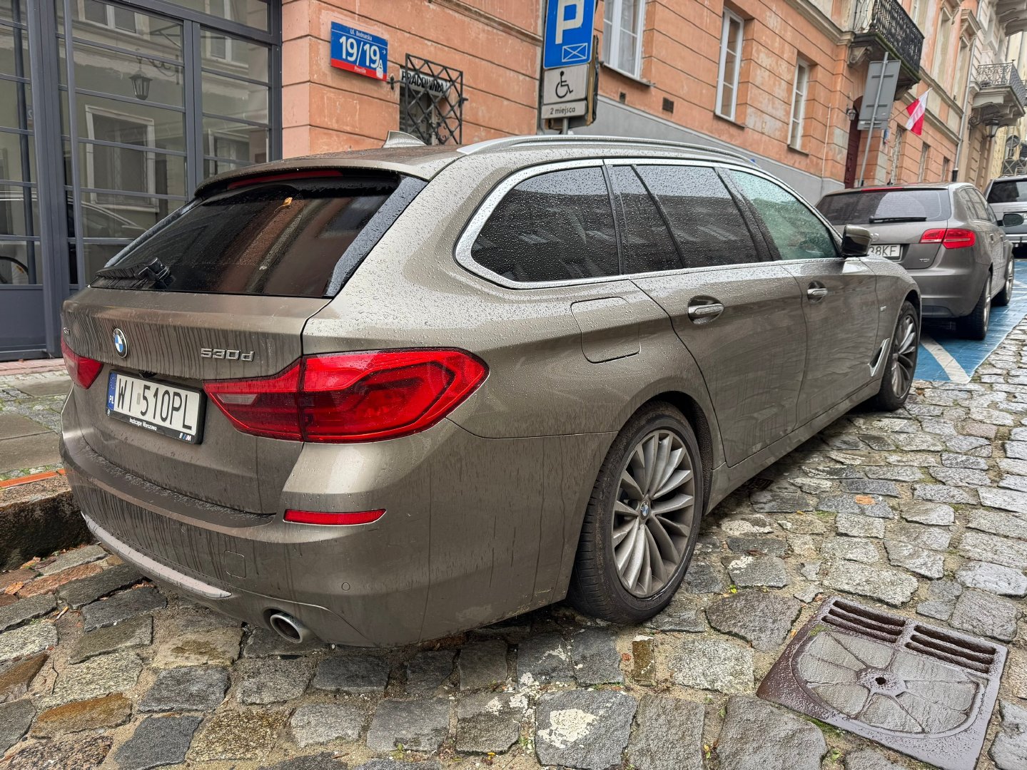 欧洲的宝马5系旅行车G31

波兰，BMW G31 530d，宝马5系旅行车柴油版，双涡管涡轮、高压共轨直喷、Valvetronic、Euro6排放标准3.0L直六涡轮增压发动机。#宝马530d##宝马5系旅行版##宝马5系旅行##5系旅行# ​