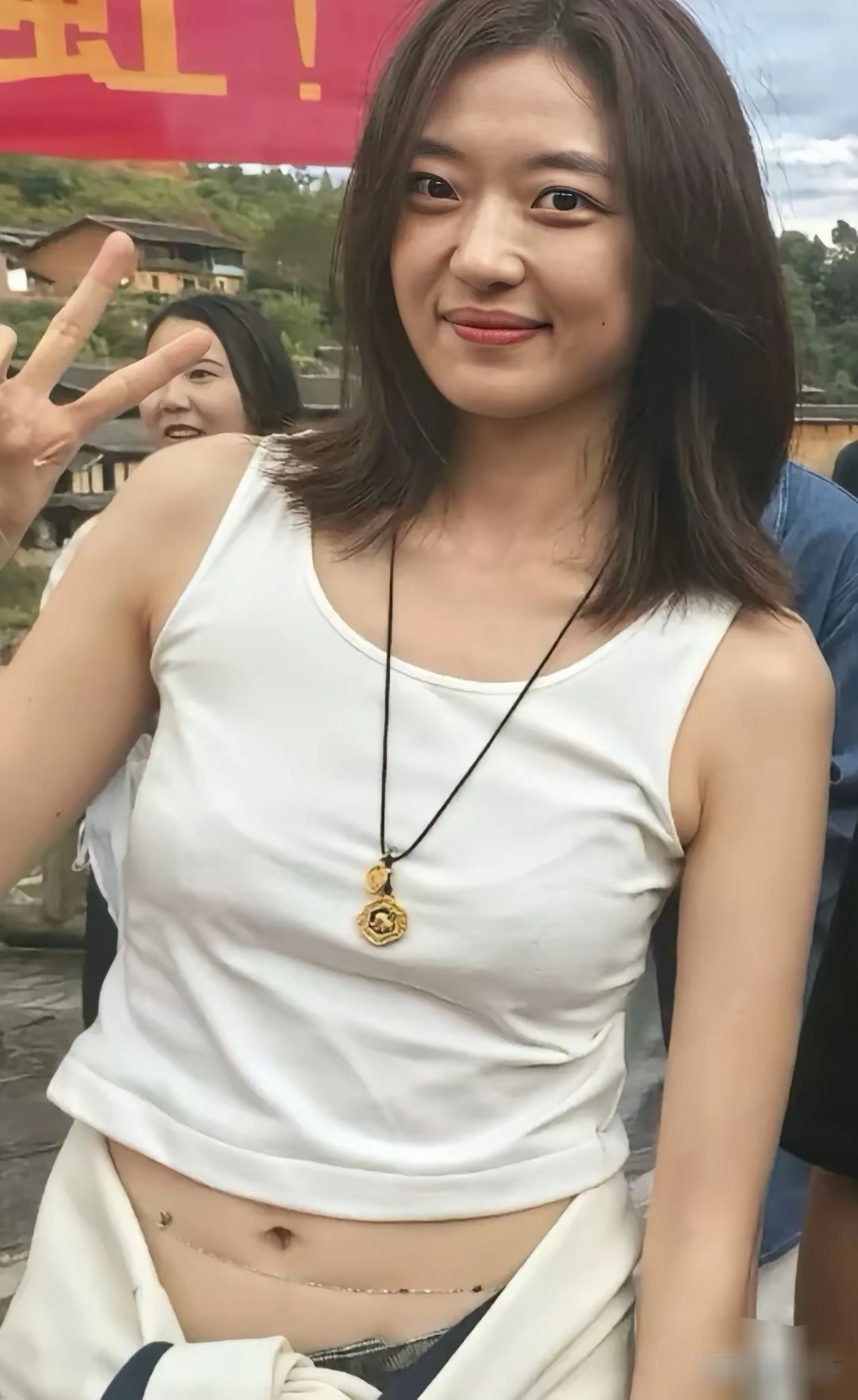 孙千是不是和吴艳妮一样，都是H型的腰，都可以跑很快。 ​