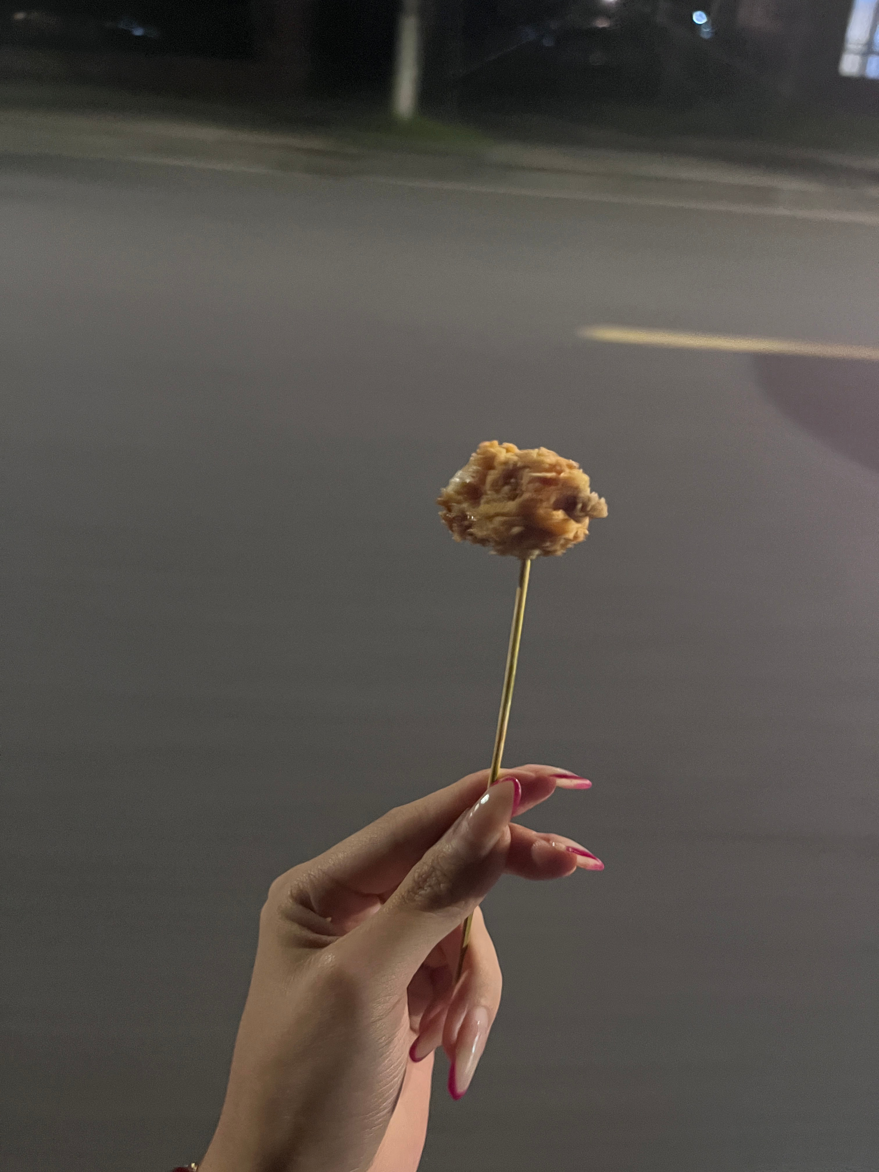 吃鸡米花吃一半，姐妹说要去买冰淇淋吃，只能拿着还没啃完的鸡米花坐上她的...