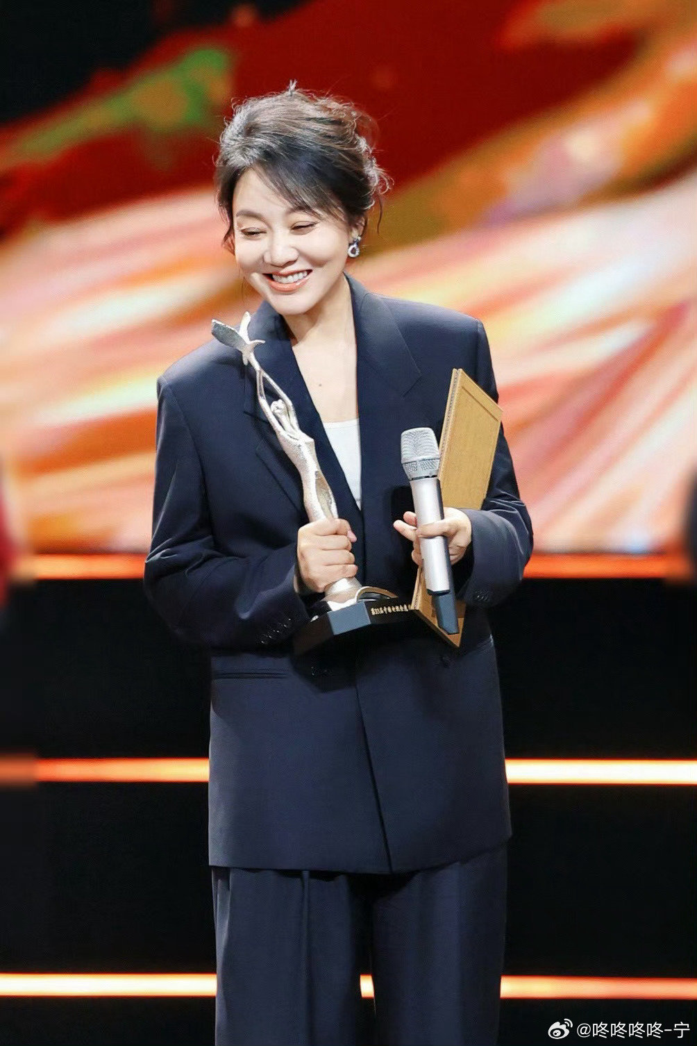 #闫妮金鹰奖节目效果拉满#   Bs
姐姐时刻保持微醺状态，松弛感拉满～
二十年，弹指一挥间，快滴很，
还是那个闭月羞花的佟湘玉，
马上新电影要上，期待期待住。 ​