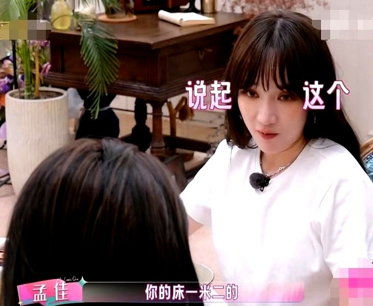 已经成名的女明星，大晚上跑去破旅馆挤1米2的单人床。

当时孟佳名气已经打开，却毫无顾忌地去韩国找还在当练习生的好友淡淡。淡淡为了省钱租的旅馆便宜又小，走廊亮着红灯。房间里塞进一个1米8的箱子后连落脚地都没了，两人干脆窝在床下拍短视频。

赶上淡淡过生日，孟佳一点没摆明星架子，毫不嫌弃地陪她挤在那张