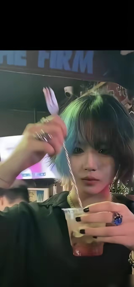 窦唯俩闺女，一个在台上开万人演唱会，一个在酒吧吧台后面调酒。
14岁那年，窦佳嫄主动约同父异母的姐姐窦靖童喝下午茶。俩人坐那，全程没话，尴尬到能听见冰块化掉的声音。这种僵局，持续了快两年。
后来慢慢好了。妹妹去看姐姐巡演，姐姐在妹妹崩了的时候接她回家住。窦佳嫄管窦唯叫老窦，说父女俩20岁前长期断