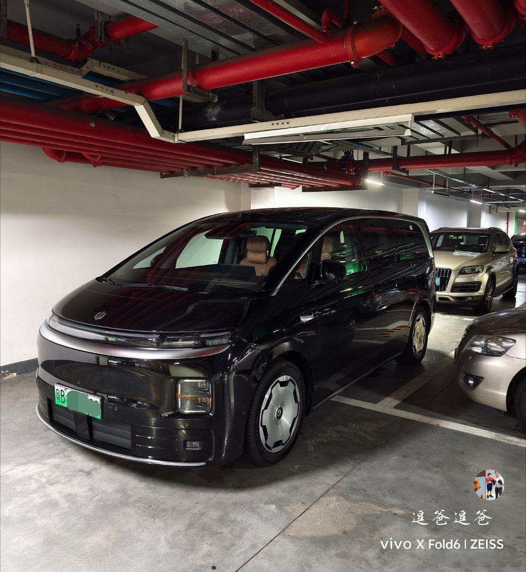 【不懂就问系列】奔驰换零跑，究竟是消费降级还是升级？

不知不觉之间，楼下领居的母子车位悄悄换了车——V260换成了D99……MPV依旧还是MPV，但奔驰换成了零跑？

有一说一，抛开品牌LOGO，零跑D99实车的质感真心不错的，从体量到漆面，再到内饰，一丝廉价感都没有，真心可以与V260比一比。

但从产品 ​