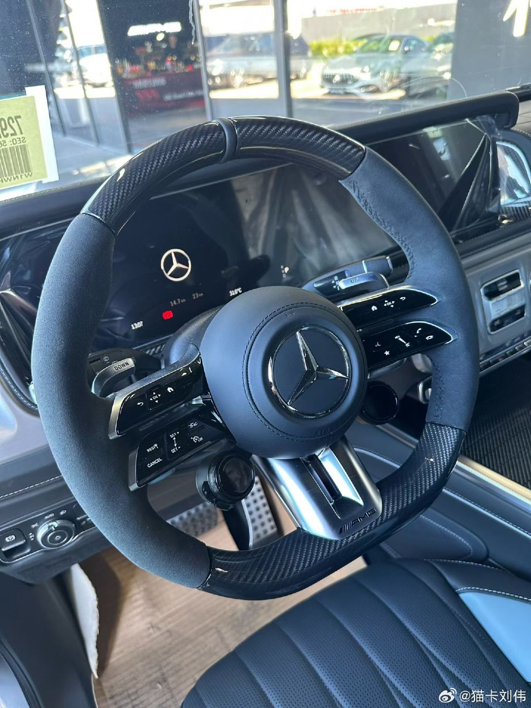 哑光铂金灰色051｜黑色鼠尾草灰A带918
梅赛德斯-AMG G63
选配后指导价：297.05w

A22  AMG主动式行驶控制
L6H 碳纤维/微纤维AMG高性能方向盘
P48 专业越野后部挡泥板
ZG6  AMG碳纤维饰件
P77 尊贵内饰组件增强版
PK1 舒适组件
PW1 温暖舒适组件
DNM 哑光版夜色组件 ​