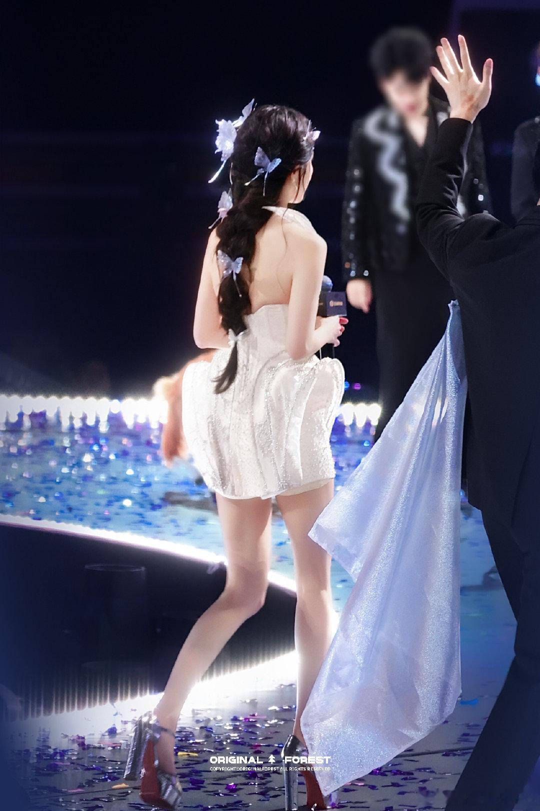 #杨幂[超话]#  爱情一点儿都不复杂，来来回回就这三个字，我爱你，我恨你，分手吧，在一起。——《北京爱情故事》杨紫曦 ​