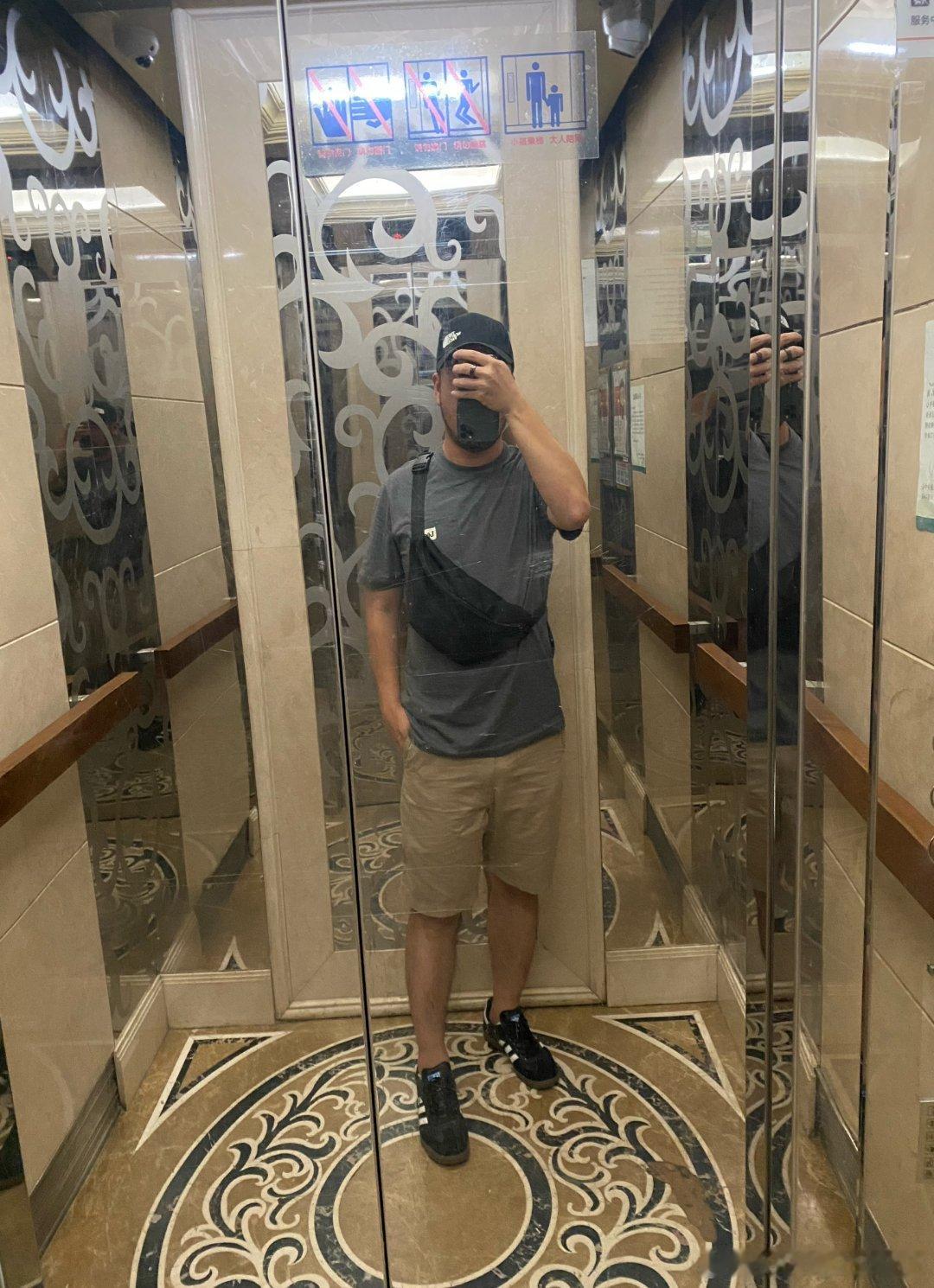 对着镜面发呆，满心皆是你的模样🌙深灰短袖搭配浅卡其系带短裙，配上中筒...