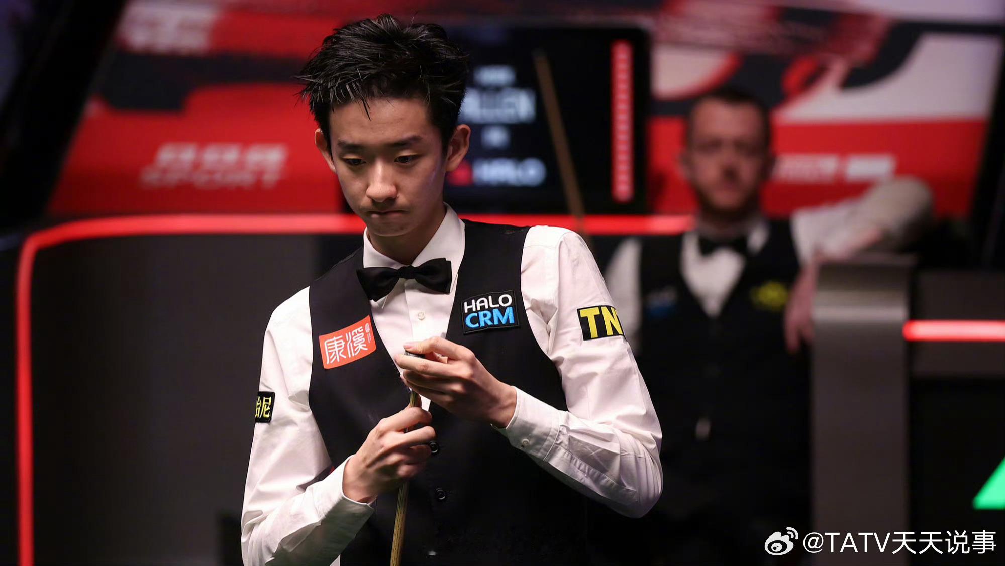】北京时间5日，2026斯诺克世锦赛决赛，中国小将吴宜泽以18比17的...