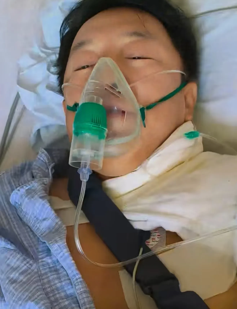 短短一个月，52岁黄渤因骑车两次“翻车”，躺在医院的他戴着氧气面罩自嘲：“自行车一拐弯就拐到这儿来了，跟戏里面拍得真是一模一样”。

52岁的黄渤本身喜欢骑行运动。此前一次骑车意外，直接造成手臂骨折，当时他手臂戴着护具还现身公开场合，大家才知道他摔伤的消息。很多人以为受过一次伤，他会暂时放下自行车好