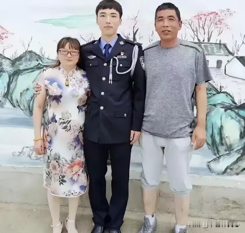 2022年江苏商场，丧子两年的窦美娟看见一张酷似儿子的脸，瞬间失控扑上前，一句哽咽追问，看哭无数人。
 
儿子因公牺牲的两年里，窦美娟从来没有真正走出来过。日子看似照常过，可她心里的窟窿永远填不上。平日里常常坐着发呆，夜里整夜失眠，翻看旧照片偷偷掉眼泪，别人的热闹团圆，对她来说都是扎心的刺激。