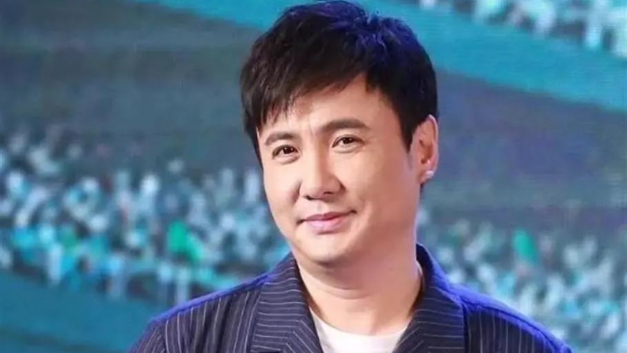 网传沈腾深夜聚餐结束后饮酒过量，走路摇摇晃晃难以自主行动，在友人搀扶下被抬着送上车辆，相关画面引发网友热议。作为家喻户晓的喜剧演员，私下聚会的随性模样十分接地气。不少网友打趣这一幕满是喜剧效果，同时也善意提醒，喝酒务必量力而行，注意身体健康。