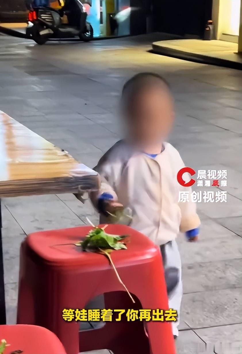 #重庆坠亡男童母亲最新发声#

👉对女方有利的情节：

①丈夫曾打算给窗户上锁；
②事发前夫妻二人因家庭矛盾多次争吵；
③丈夫遛狗出门前，窗户处于开启状态；
④孩子坠亡之后，丈夫并未表现出明显悲伤。

👉对男方有利的情节：

①出门遛狗前打开电视，留给孩子观看动画片；
②女方同样没有主动要 ​