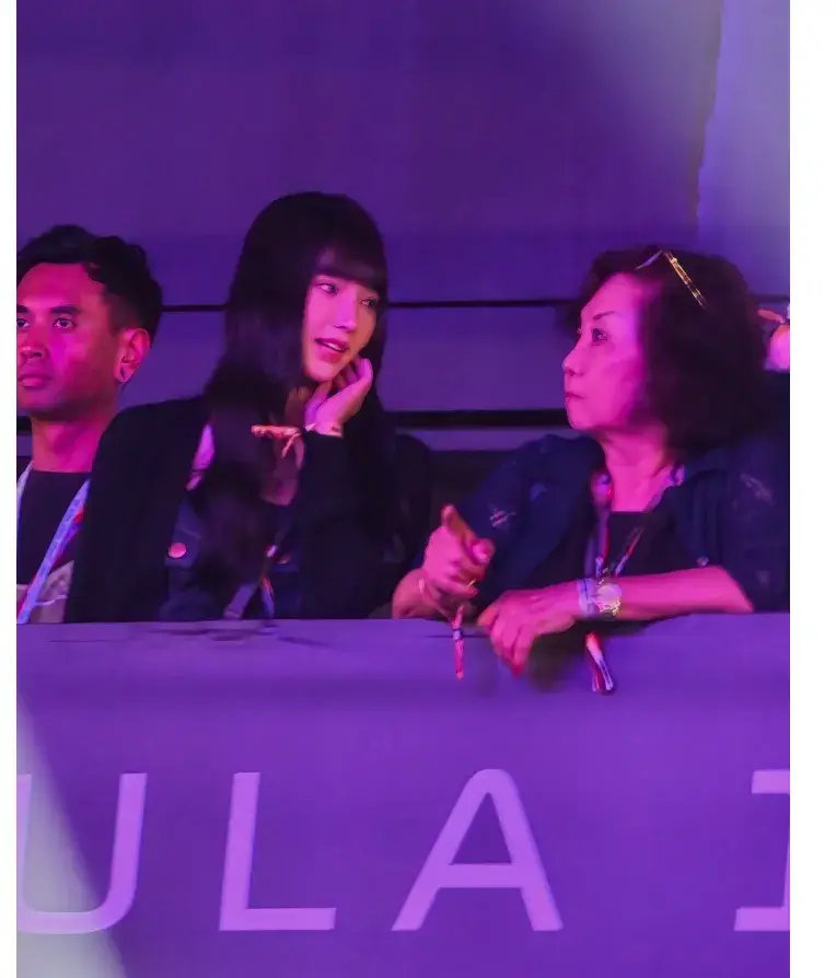 林俊杰参加F1演唱会，女友七七和妈妈到场支持，七七跟在林妈妈身边，林妈妈看着不太愿意搭理七七 ​