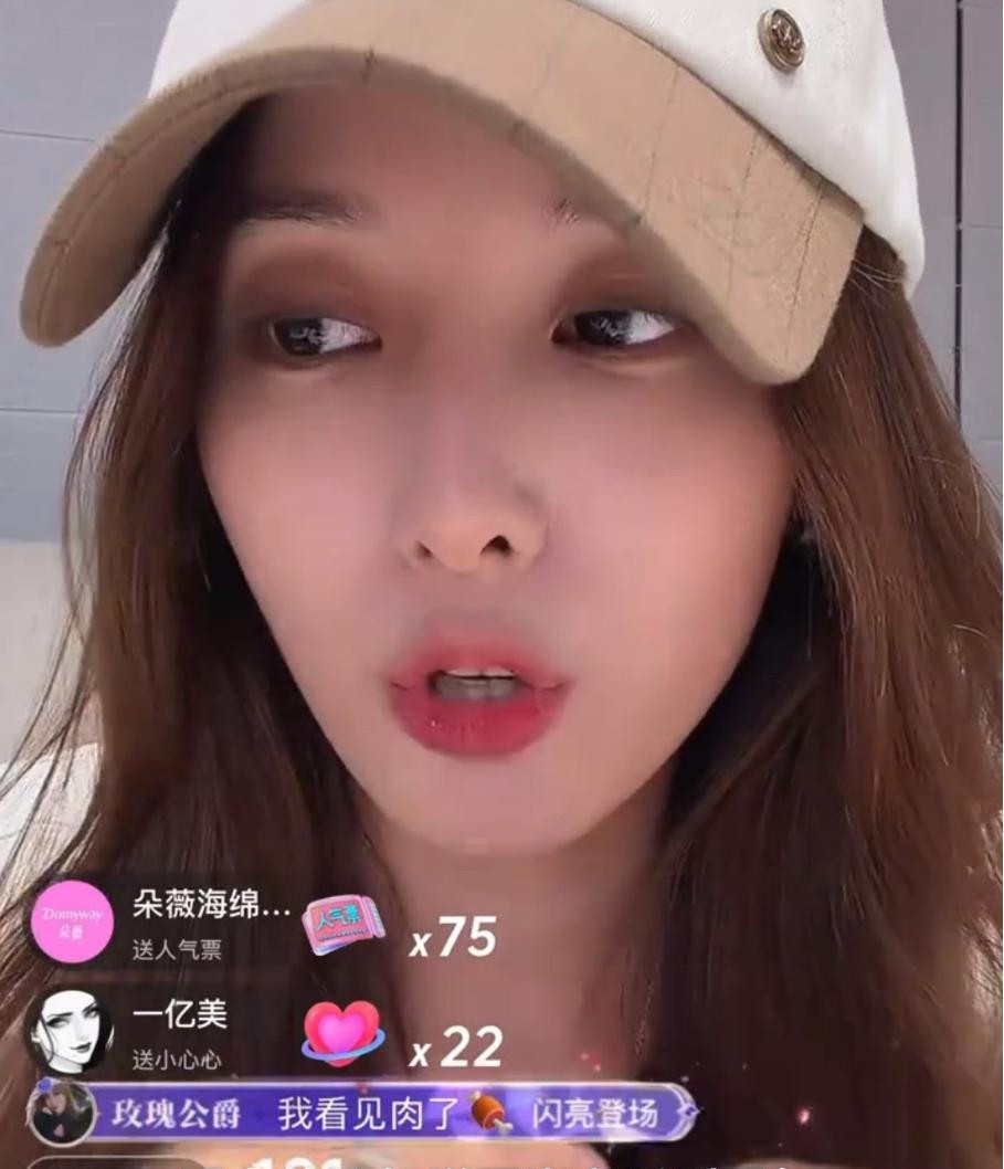 先把时间线摆出来。2024年8月，有人在洛杉矶妇产医院拍到徐艺洋，黄子韬那边的回应是“常规体检，暂无备孕计划”。2024年10月，黄子韬自己直播嘴快，说出“陪陪孩”三个字，当场改口成“陪陪兄弟”。2025年6月，狗仔拍到徐艺洋母亲和保姆抱着婴儿回黄子韬住所，工作室发律师声明，只否认代孕，对有没有孩子