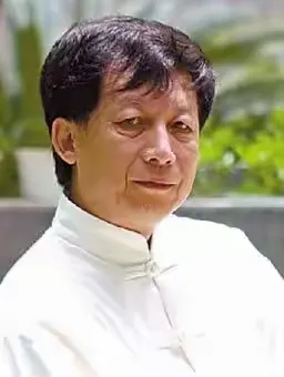 课堂突发告白，女学生当众大喊要嫁易中天！教授一句妙语，全场瞬间安静

你见过课堂上最惊险的突发场面吗？厦大的阶梯教室里，数百名学生正在听课，一名女生猛然起身，对着台上的易中天高声告白：“易老师，我想嫁给你！”

满室哗然，所有人都等着看教授如何接招，可易中天只淡淡说了一句：你少说了几个字。

当时易