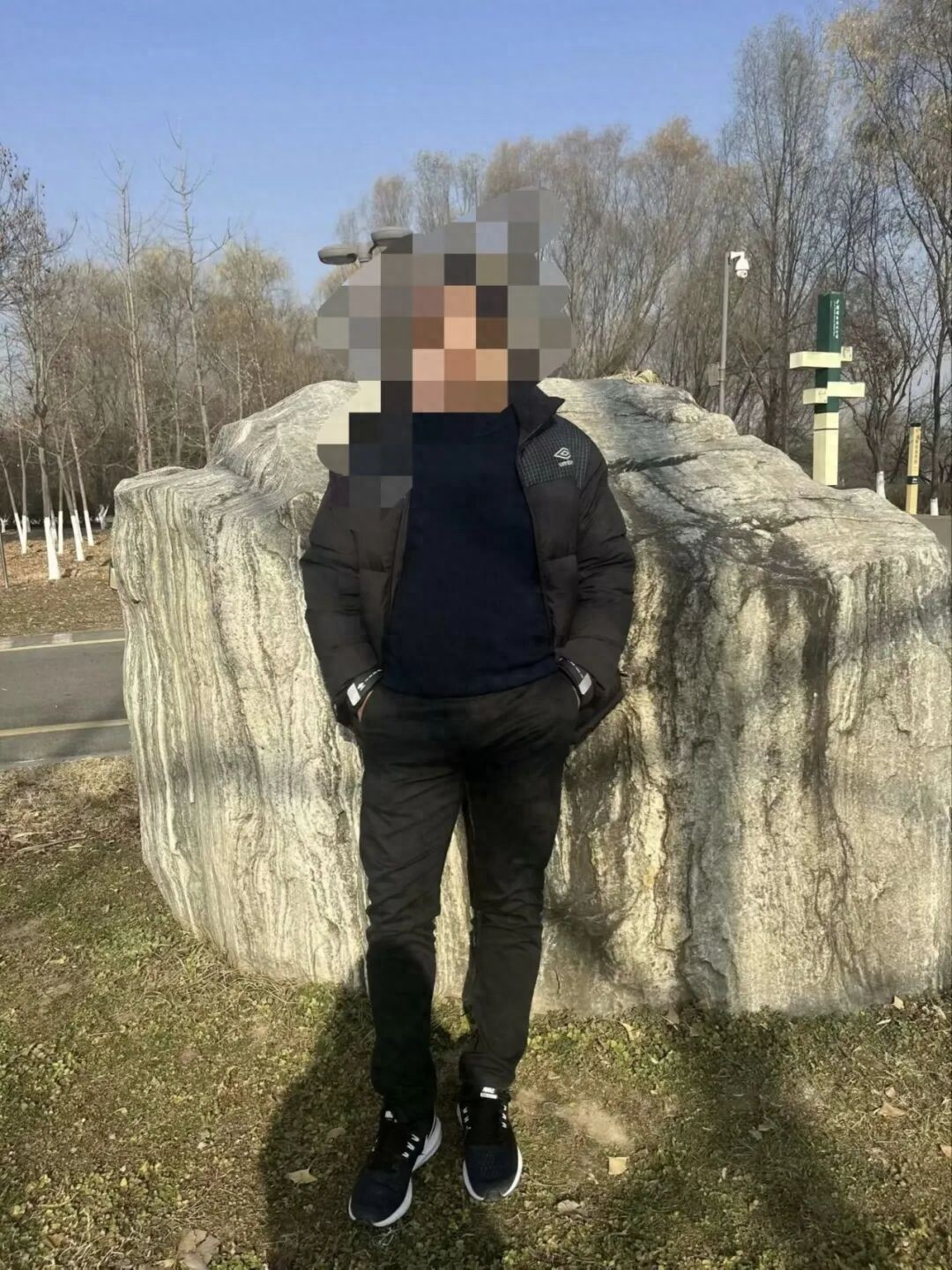 38岁男子去姐姐家调解夫妻矛盾，不到一分钟就被姐夫持刀刺死。陕西咸阳这起发生在2026年跨年夜的命案，随着起诉书公开，那些藏在卷宗里的细节格外触目惊心。

被害人刘某和姐夫李某私下根本没有任何恩怨，手机里连李某的微信和电话都没存，纯粹是接到母亲电话去劝架。 
 
谁能料到刚在门口碰面，两人交谈不过两